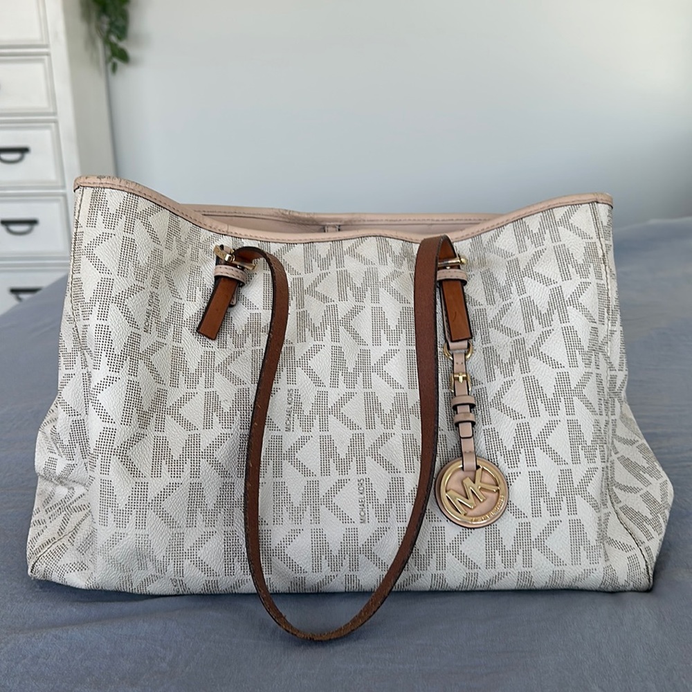 Michael Kors purse medium sized purse